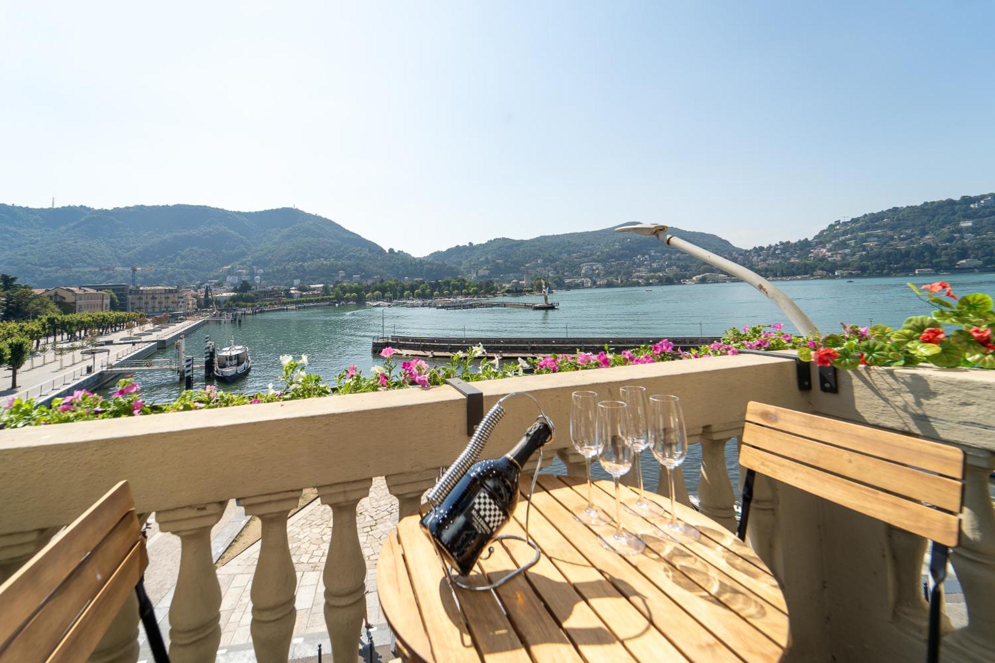 Appartamento Esclusivo Fronte Lago, In Centro A Como Con Garage Экстерьер фото