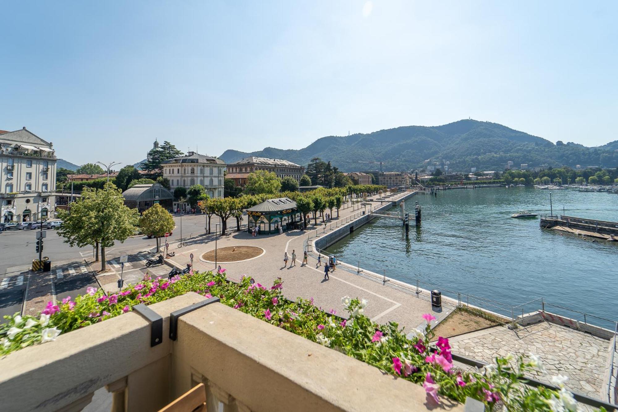 Appartamento Esclusivo Fronte Lago, In Centro A Como Con Garage Экстерьер фото