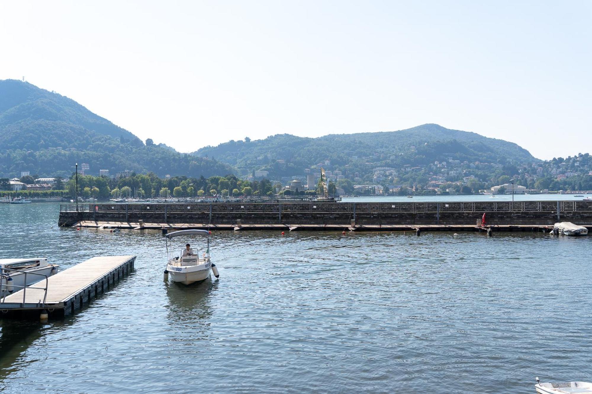 Appartamento Esclusivo Fronte Lago, In Centro A Como Con Garage Экстерьер фото