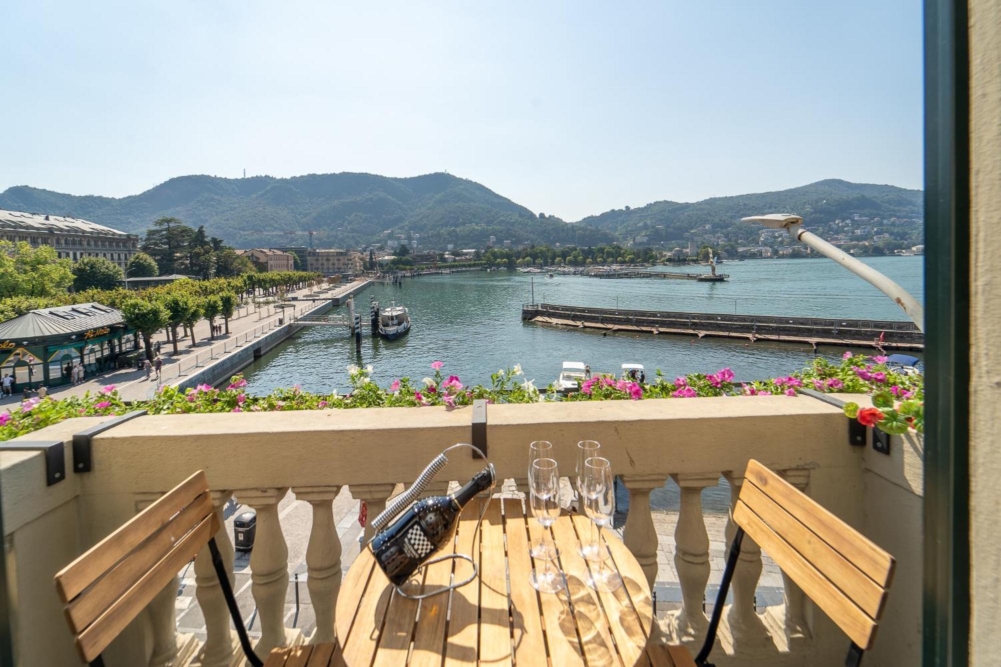 Appartamento Esclusivo Fronte Lago, In Centro A Como Con Garage Экстерьер фото