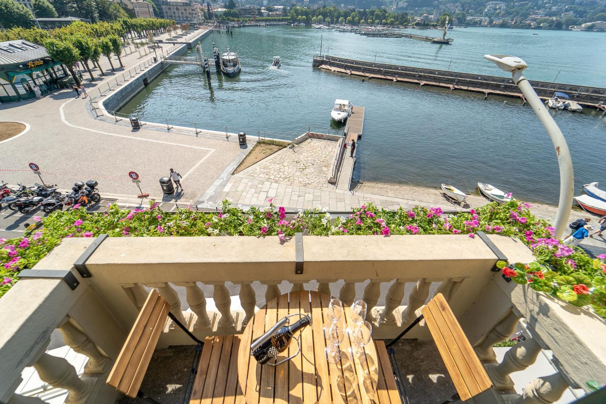 Appartamento Esclusivo Fronte Lago, In Centro A Como Con Garage Экстерьер фото